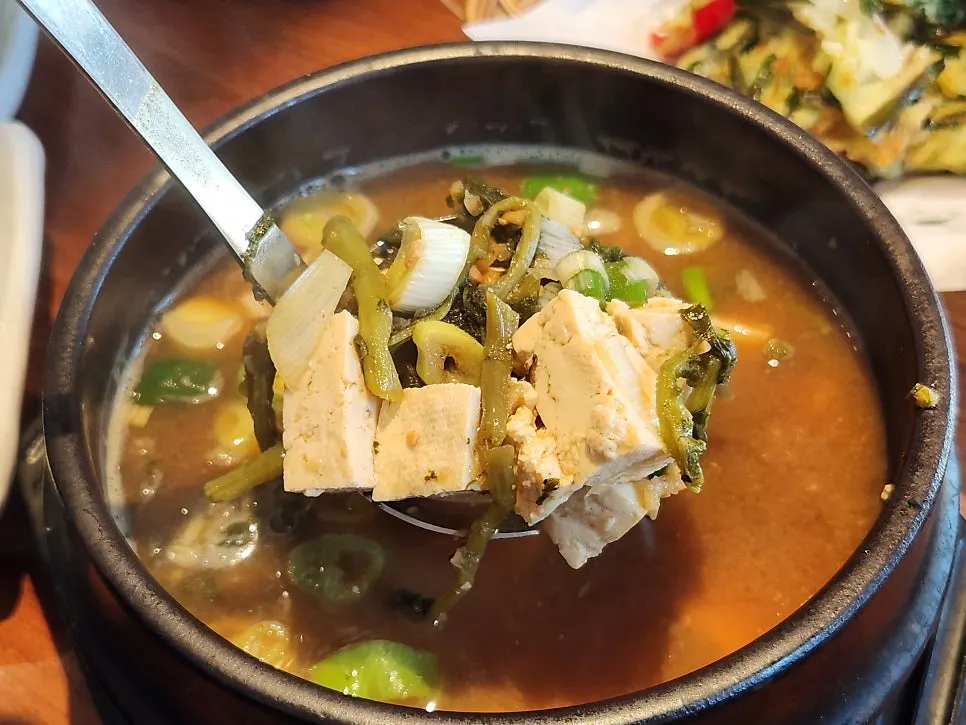 취나물과 삼채 반찬 접시