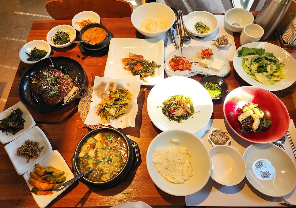 창가 자리에서 바라본 세종호수공원 풍경