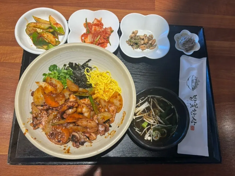 Individual table setting with side dishes at Bapkkot Hansang