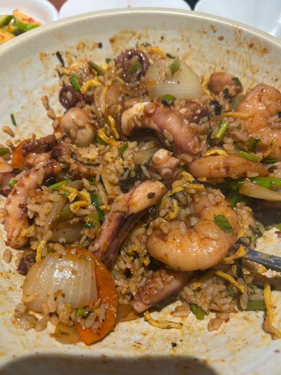 Octopus-shrimp rice bowl and tteokgalbi rice bowl set side by side