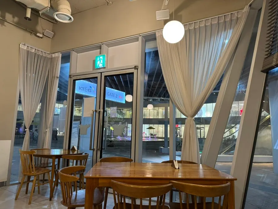 A view of the Le Garden Bleu dining hall with its floor-to-ceiling windows