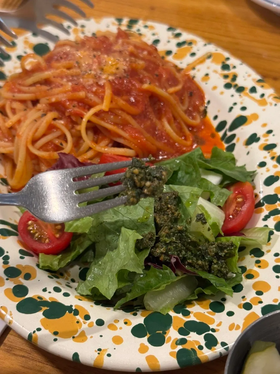 Pomodoro pasta noodles twirled around a fork