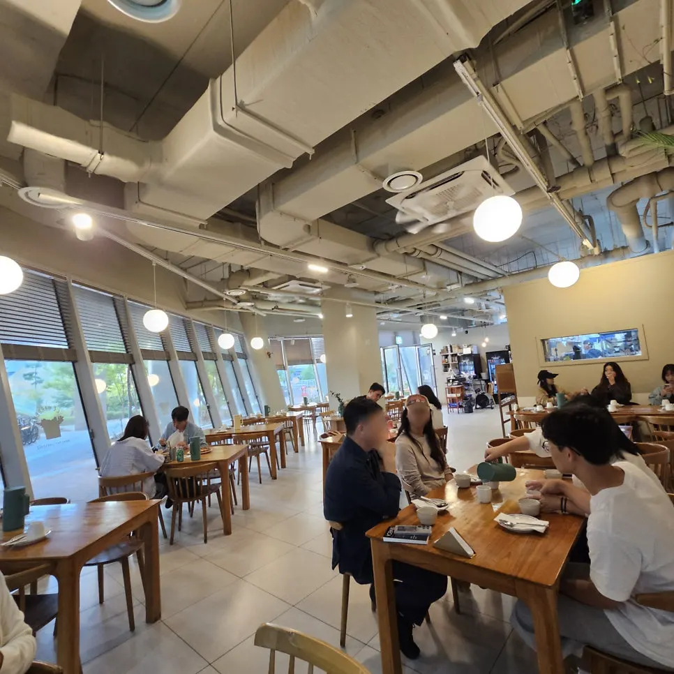 음식으로 채워진 2인 식사 상차림