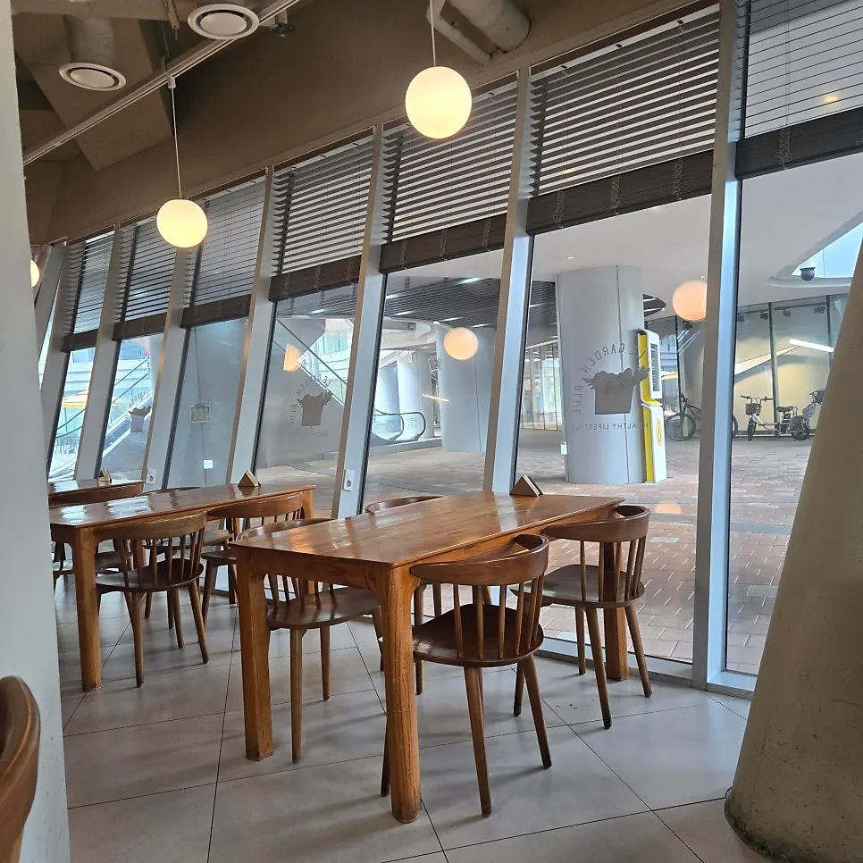 Seating and clean interior atmosphere at Le Garden Bleu