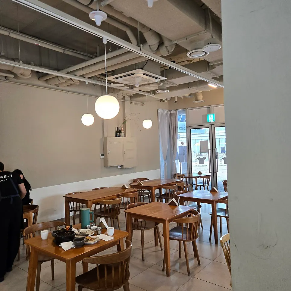 View of the main dining hall at Le Garden Bleu