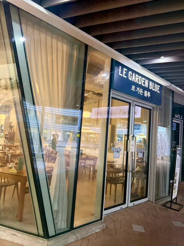 Entrance to Le Garden Bleu on the 1st floor of KT&G Sejong Tower A