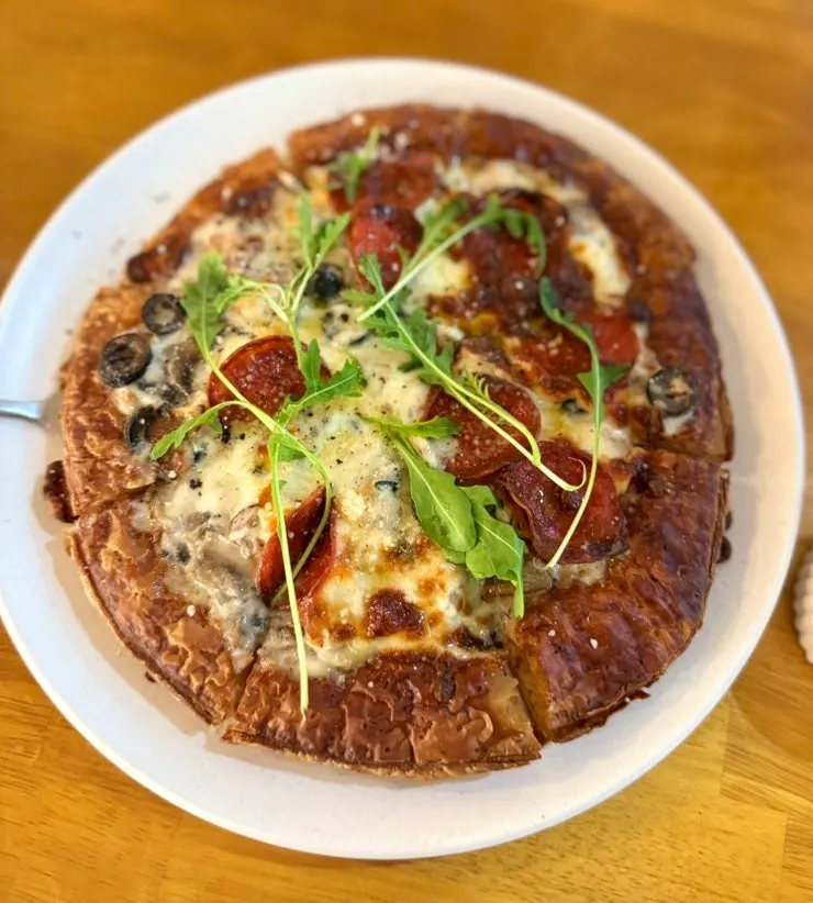 Mille-feuille pepperoni mushroom pizza piled with cheese