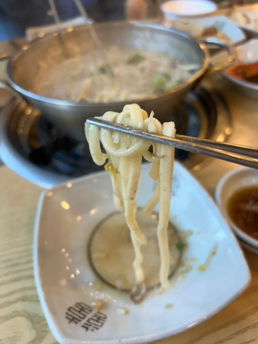 Kalguksu noodles added into the broth