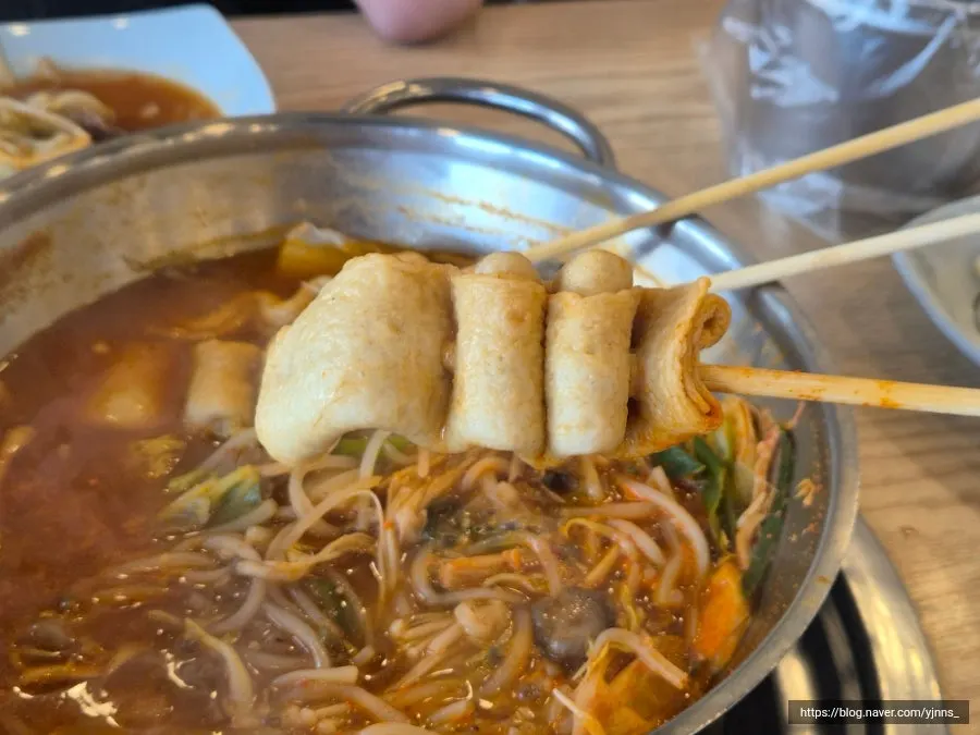Review-event fish cake skewer added into the spicy broth