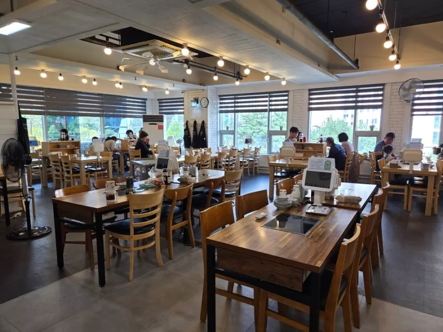 Interior of Italy Shabu Kalguksu with large windows