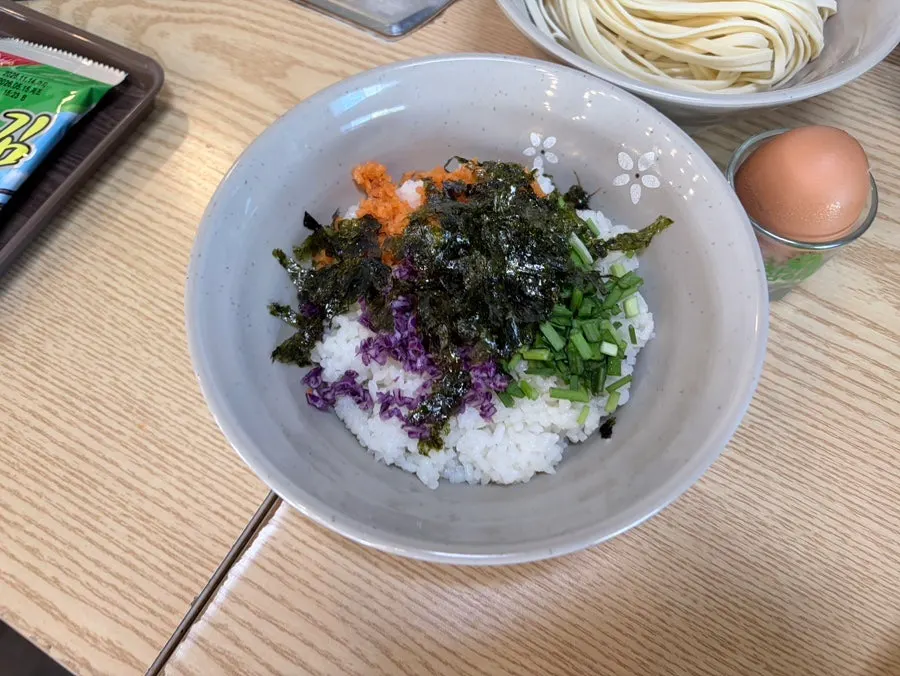 Shabu kalguksu noodles eaten together with geotjeori