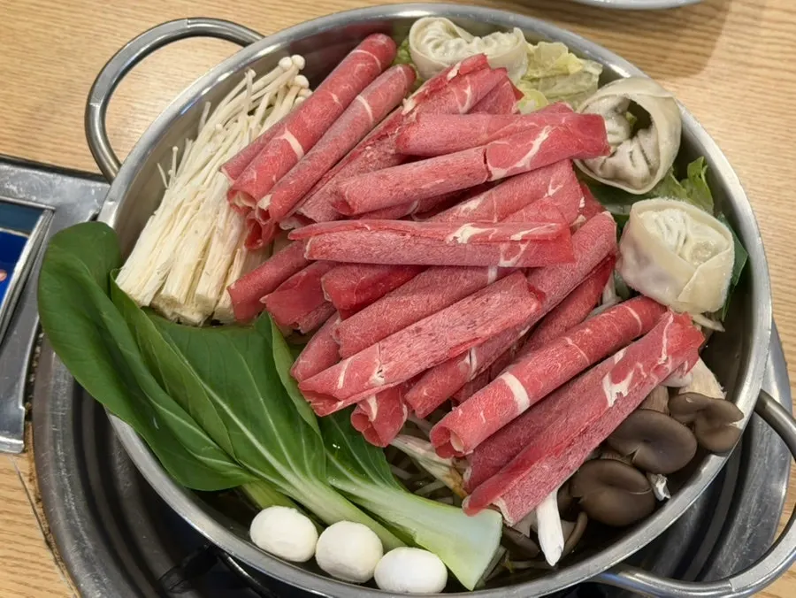 3인분으로 푸짐하게 차려진 샤브샤브 상