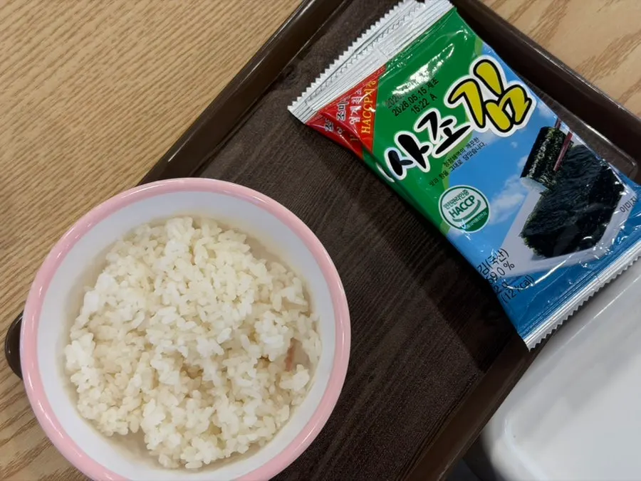 김치와 반찬까지 차려진 테이블