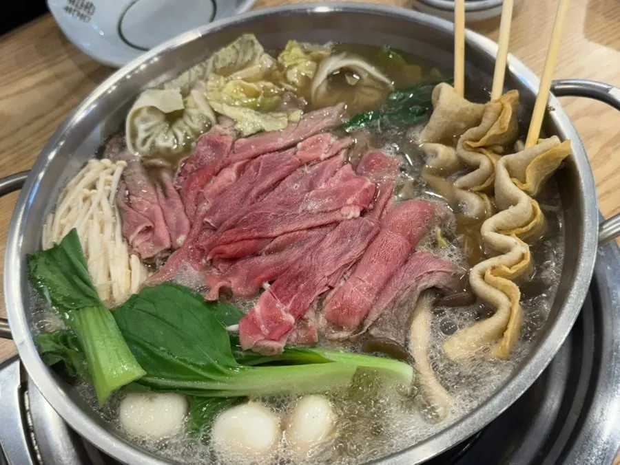 끓는 사골 육수에 넣은 샤브샤브 재료