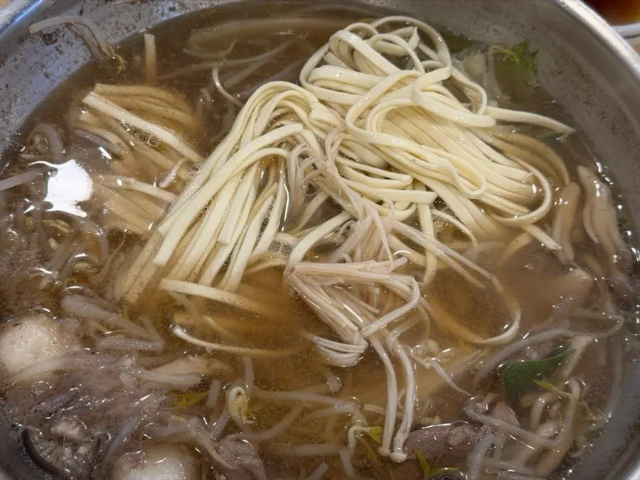 사골 육수에 끓인 자가제면 칼국수