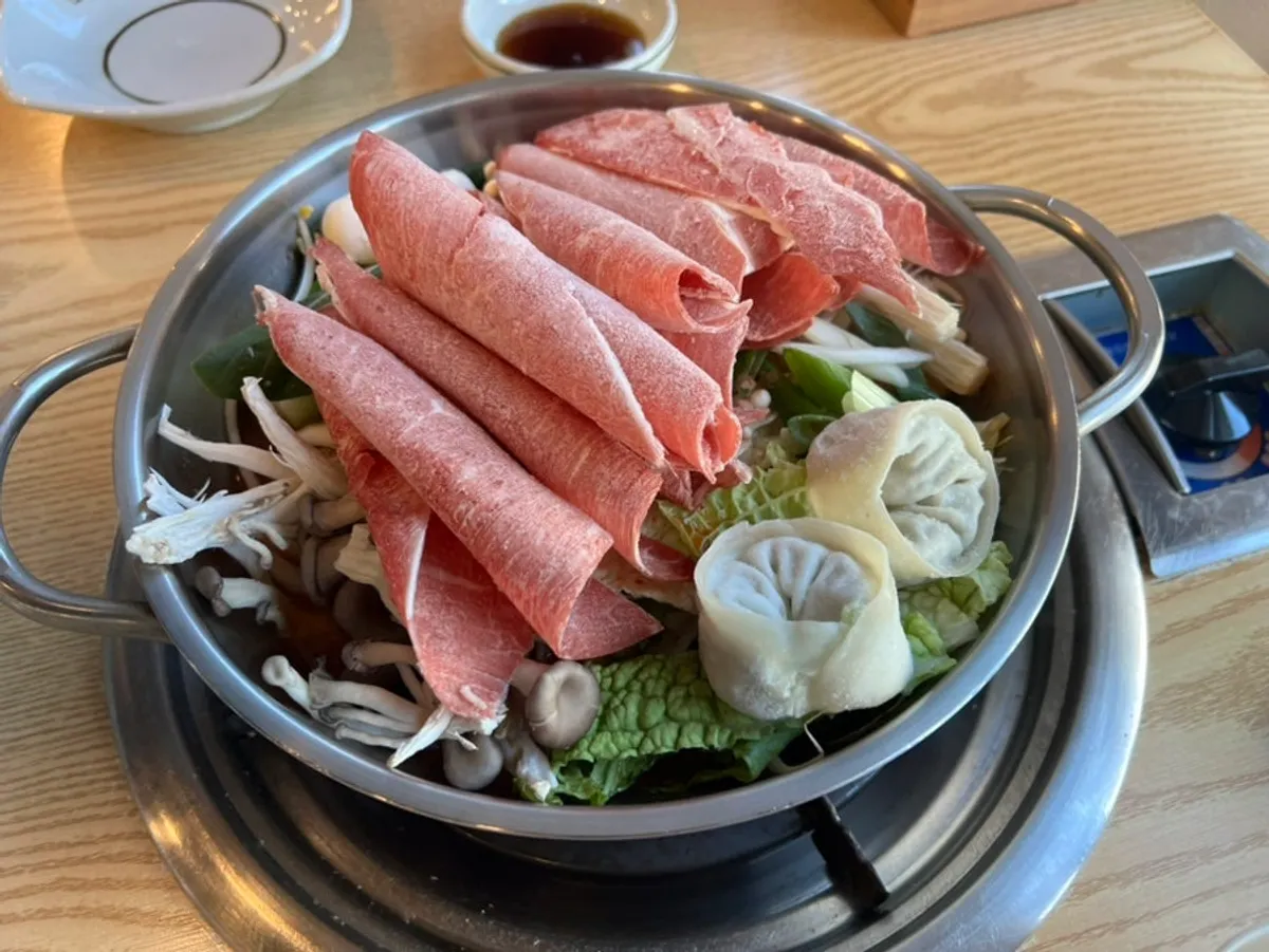 칼칼한 얼큰 육수의 샤브칼국수 냄비