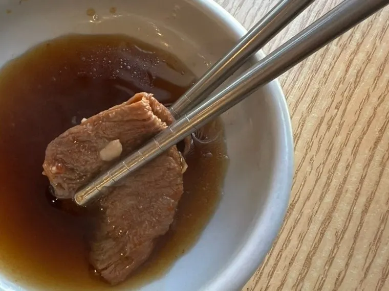 끓고 있는 샤브칼국수 냄비