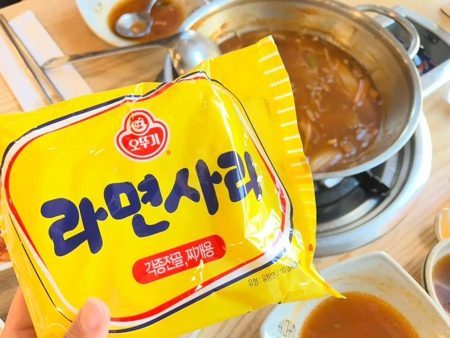 건져 올린 칼국수 면과 국물