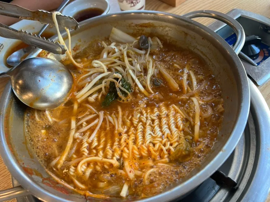 앞접시에 담은 칼국수 한 그릇