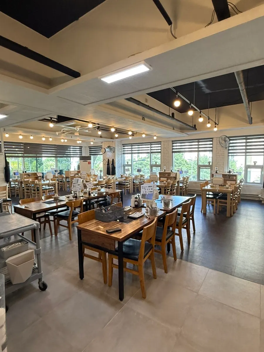 Well-kept dining hall of the shabu kalguksu restaurant