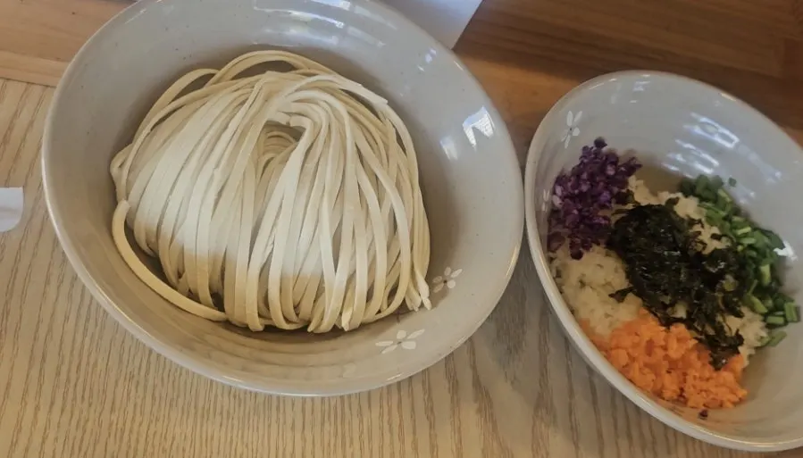 샤브 육수에 넣은 자가제면 칼국수
