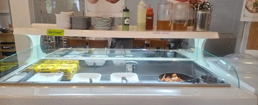 무료 사리와 반찬이 있는 셀프바