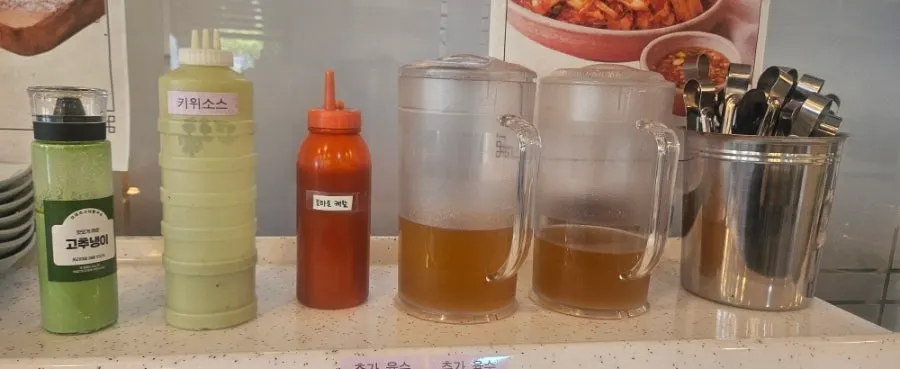 셀프바에 쌓인 라면 사리