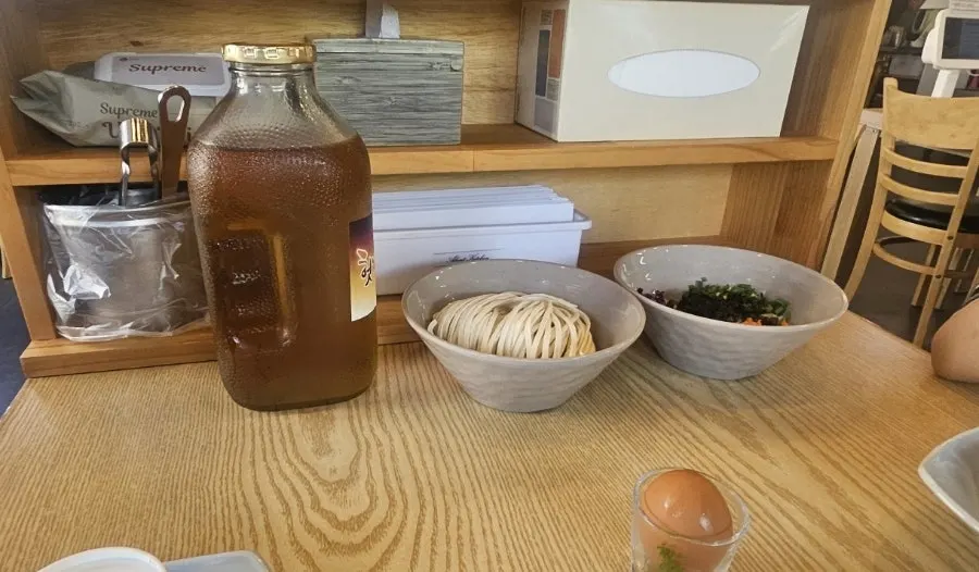 델몬트 유리병에 담겨 나온 물