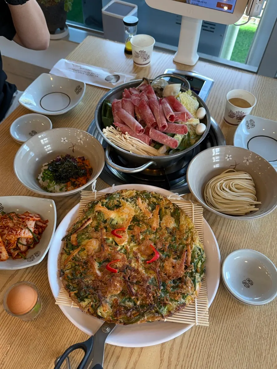 주문 후 바로 차려진 칼국수 한상차림