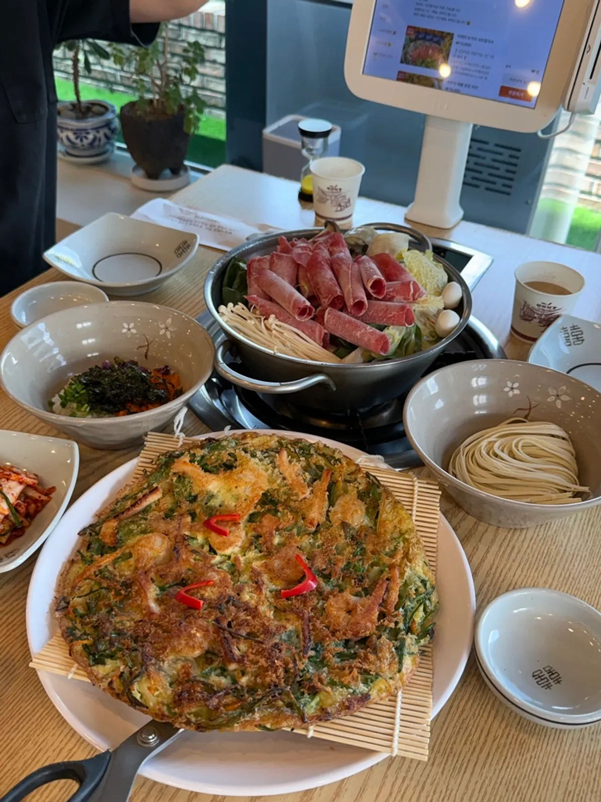 샤브칼국수 한상차림 전체 테이블 세팅