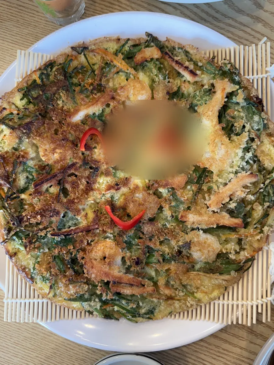 고추로 스마일 데코한 전주식 해물 왕창 파전