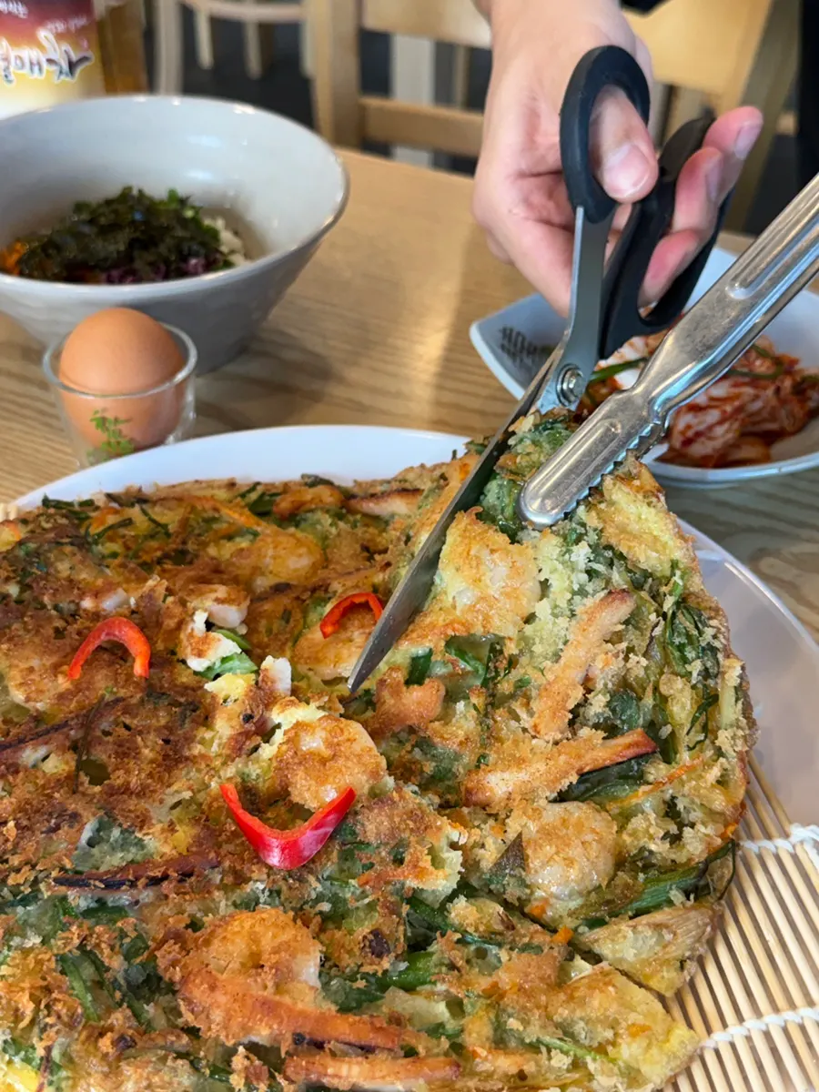 오징어와 새우가 보이는 해물 파전 단면