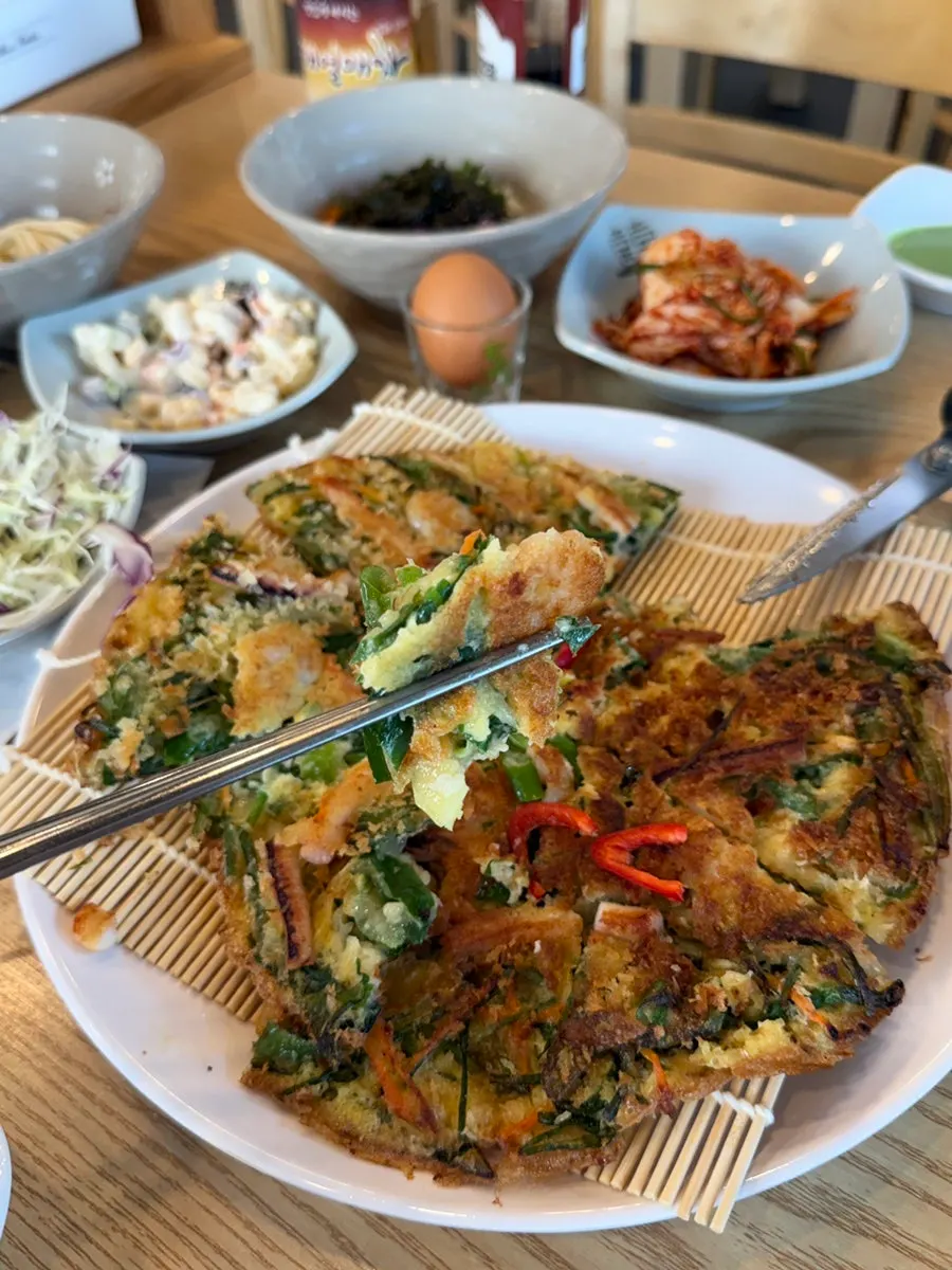 조각으로 자른 두툼한 해물 파전