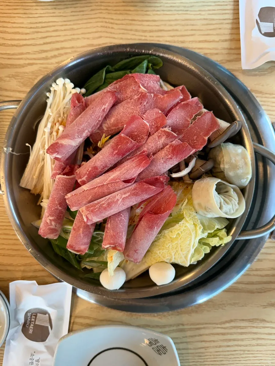 냄비 가득 담긴 이태리 6가지 샤브 칼국수 얼큰맛