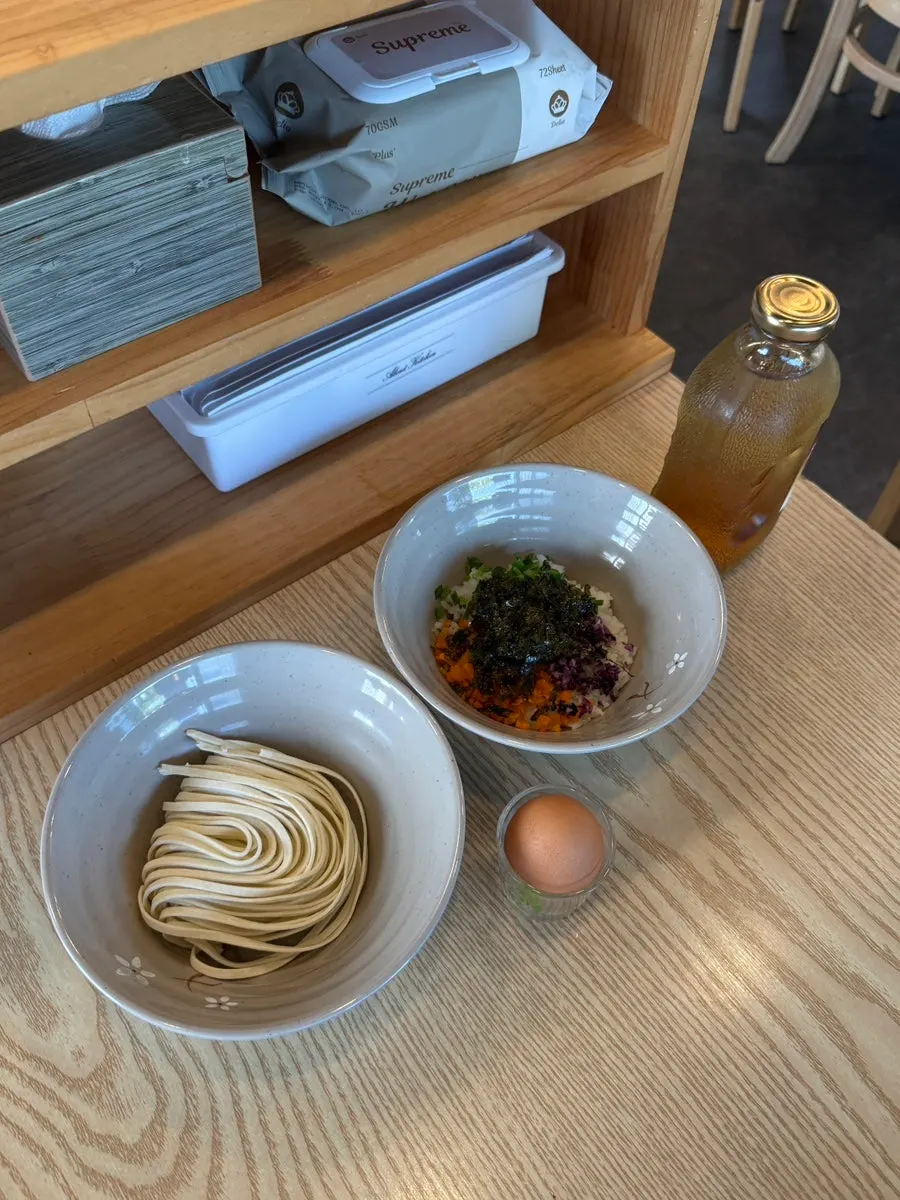 국그릇에 덜어낸 샤브칼국수 국물과 고기