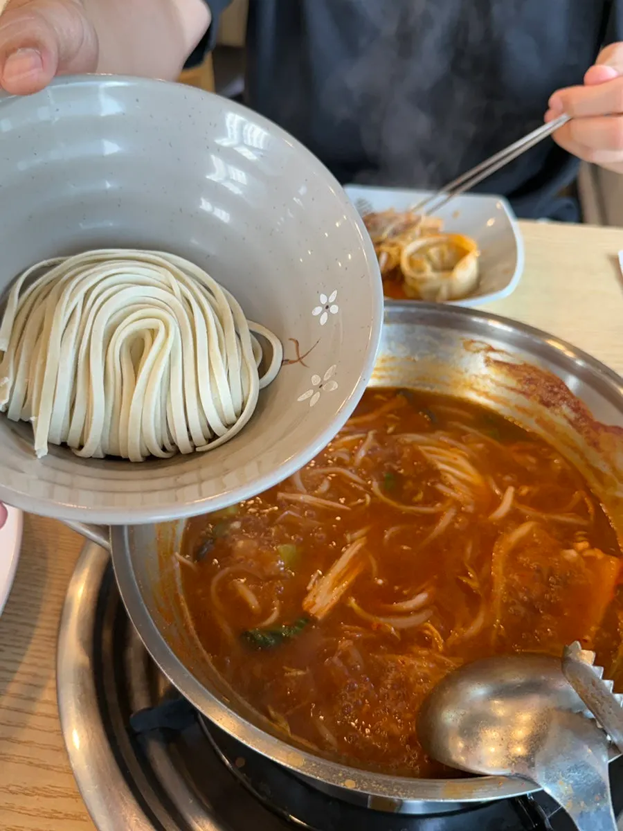 샤브 육수에 넣기 전 자가제면 칼국수 면