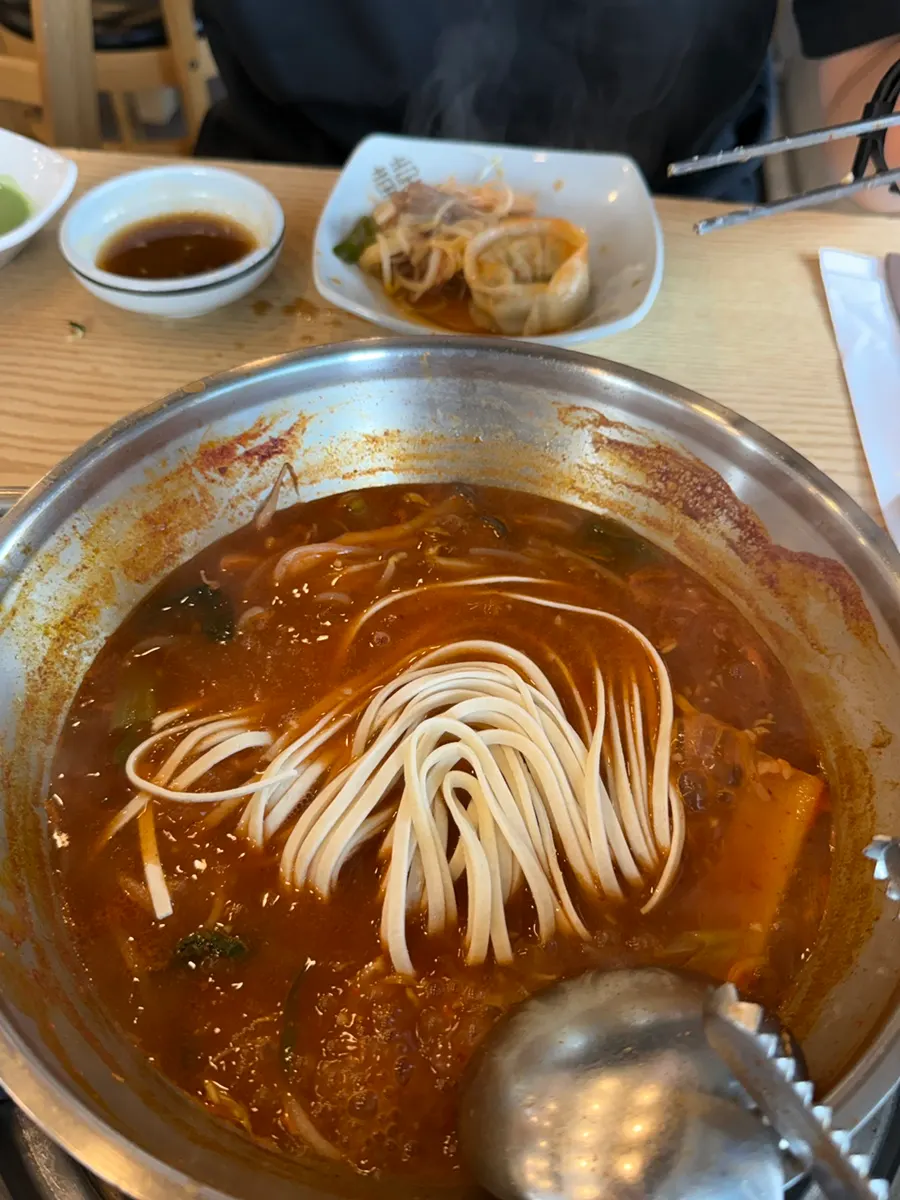 얼큰 국물에 익은 칼국수 면