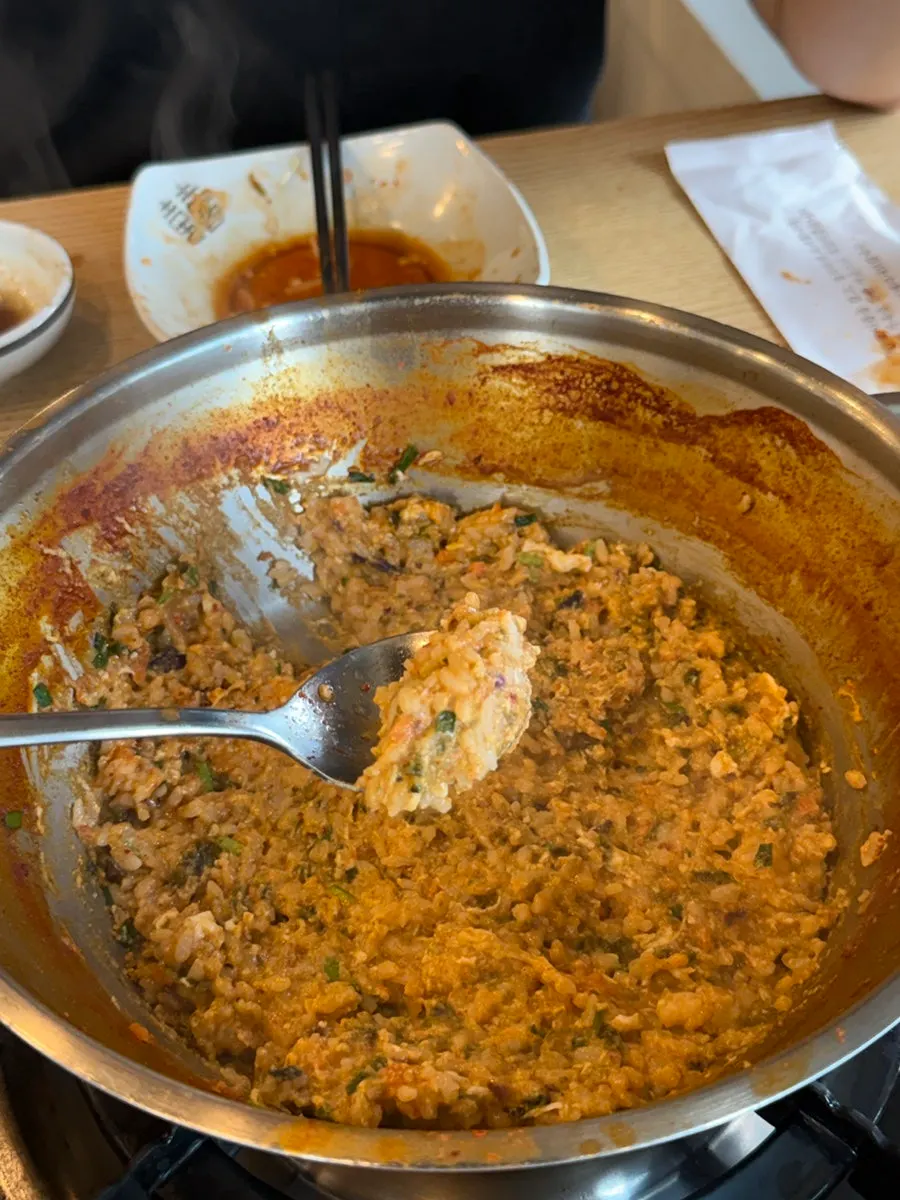 계란을 풀어 넣은 볶음밥 마무리 과정