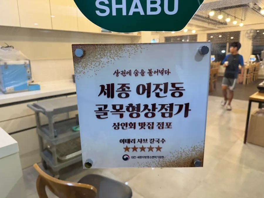 대기 손님을 위한 도서 비치 공간