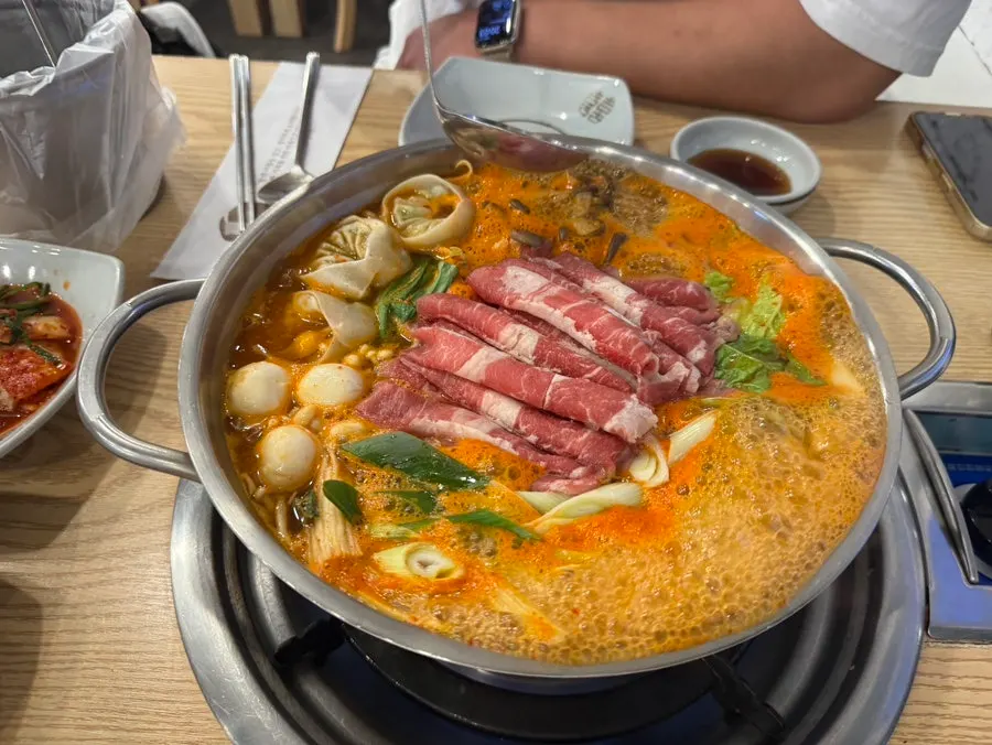 테이블 모래시계 타이머와 끓는 냄비