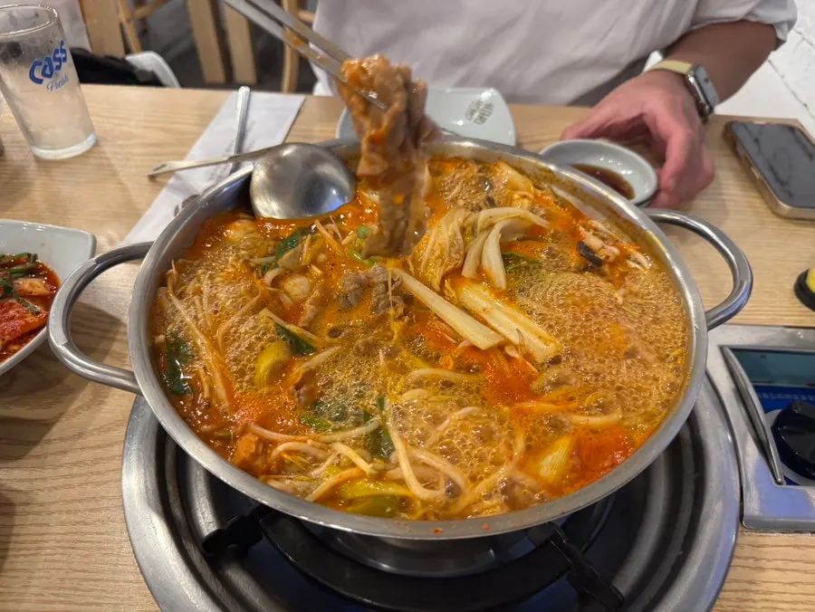 보글보글 끓고 있는 얼큰 샤브 육수
