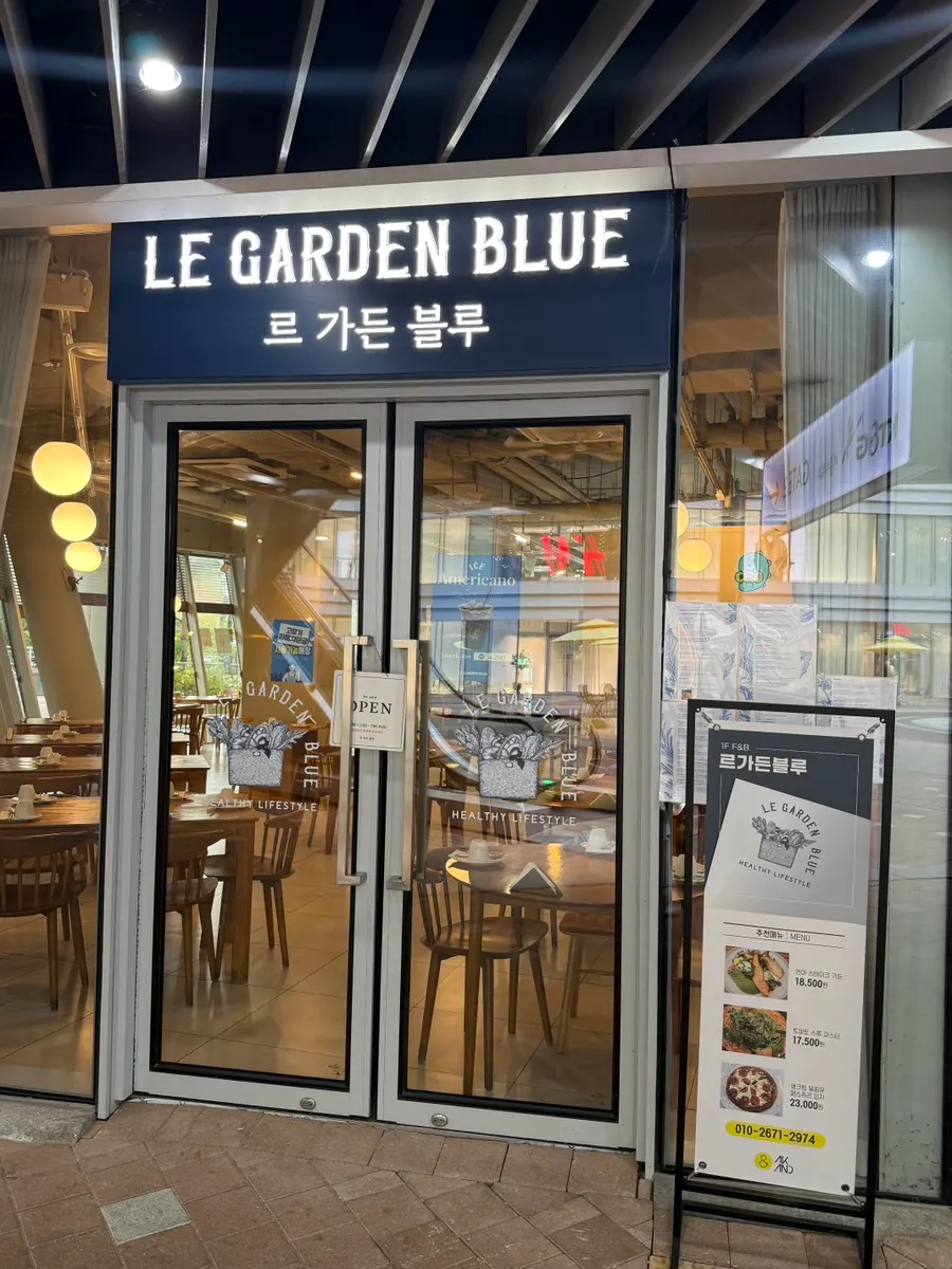 엘리베이터 앞 입구가 아닌 문