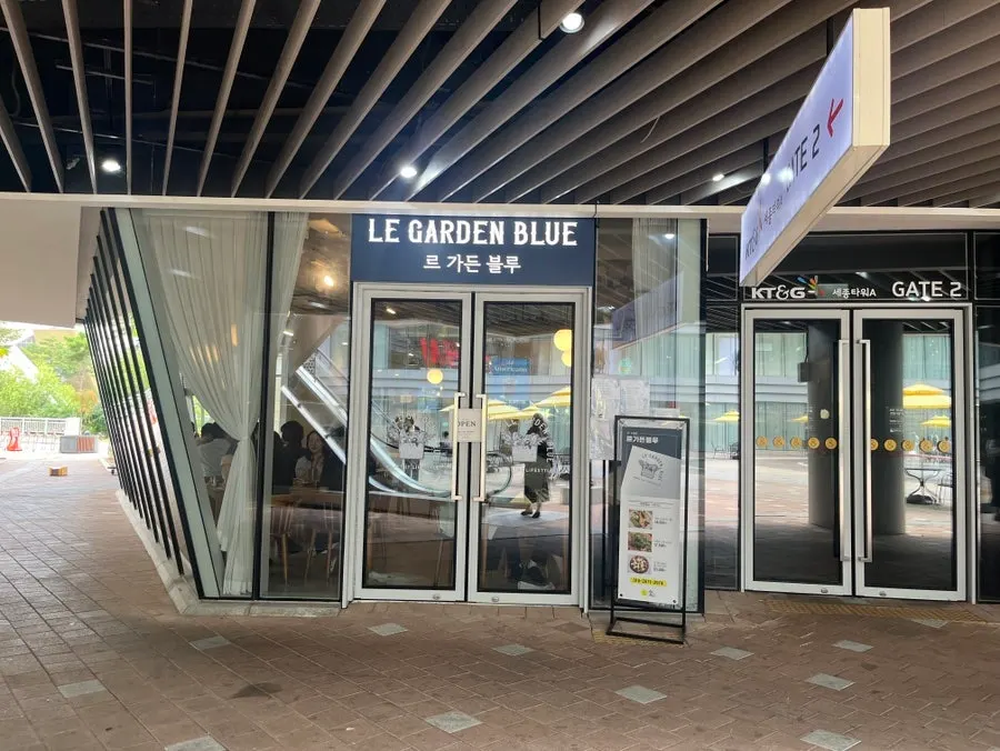View of Le Garden Bleu restaurant in Sejong