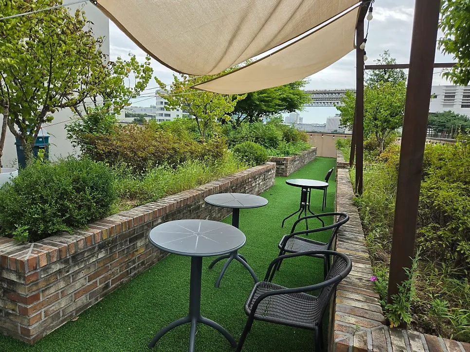 Terraza para pasear con el perro y tomar postre