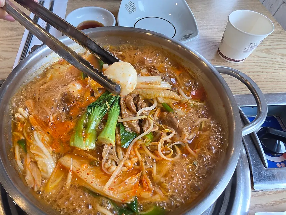 Ingredientes del shabu kalguksu de caldo picante
