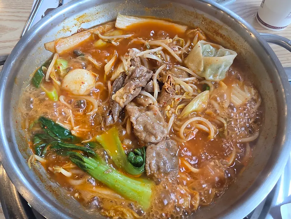 Shabu kalguksu picante hirviendo alegremente