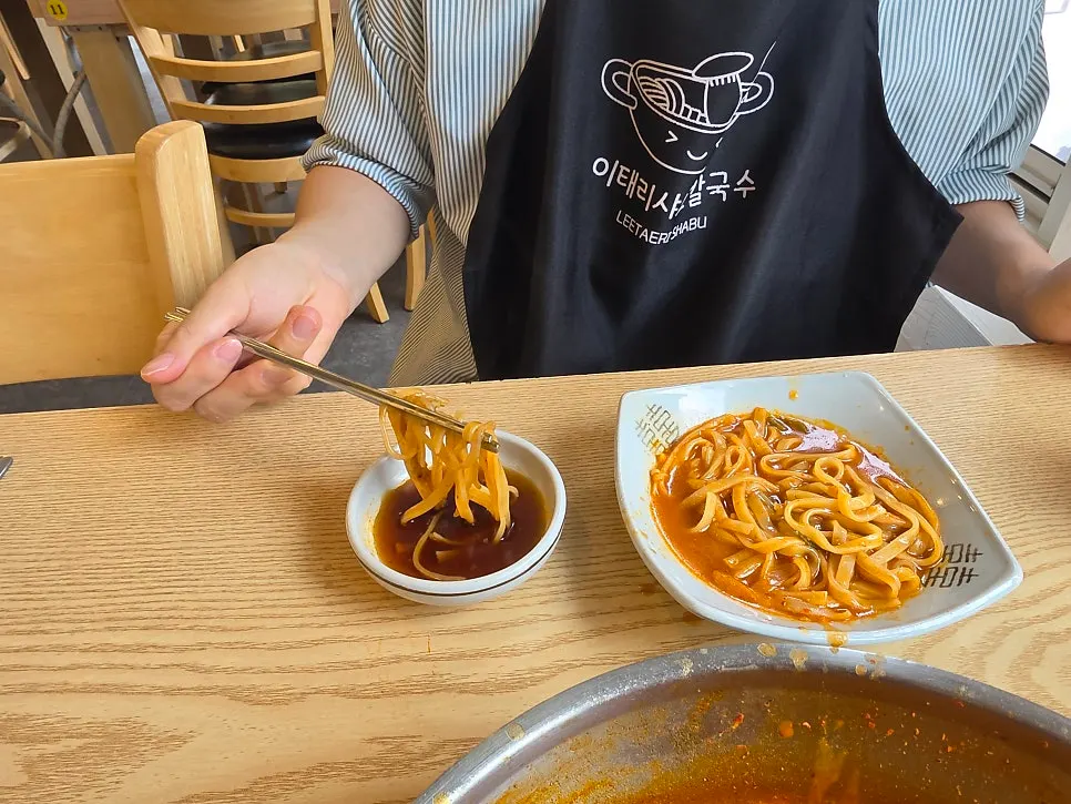 Shabu kalguksu con carne, setas y verduras