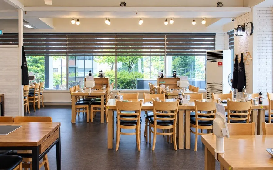 Dining atmosphere inside Italy Shabu Kalguksu