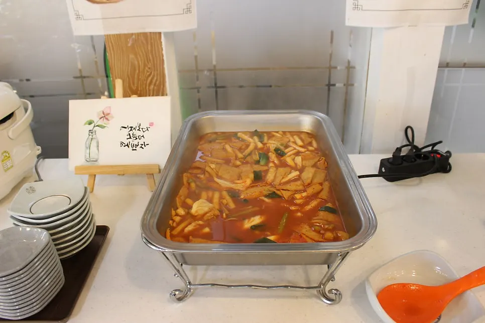 Self-service bar selection including tteokbokki