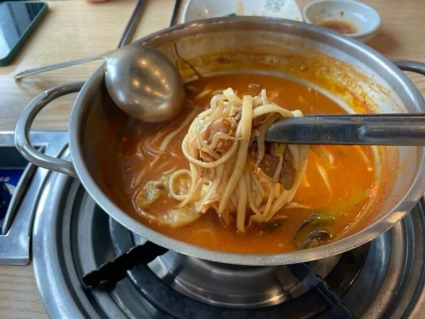 Kalguksu and vegetable porridge enjoyed after the shabu